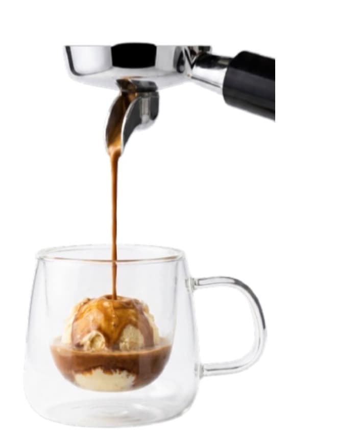 Espresso cayendo sobre una bola de gelato en una taza de vidrio — el affogato al café de Palé