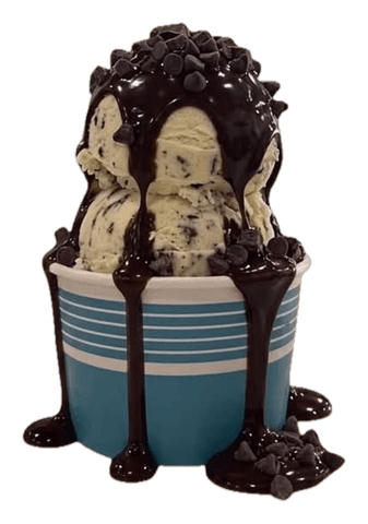 Un vaso de gelato bien servido, cubierto de salsa de chocolate y chispas de chocolate