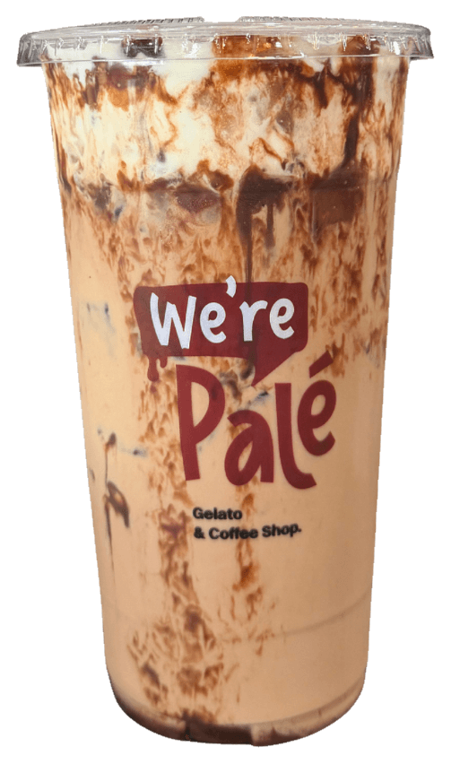 Una bebida de café frío con swirl de chocolate, en un vaso transparente con el mensaje “We're Palé”