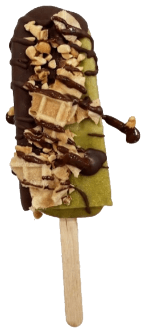 Una paleta de gelato de pistacho de Palé bañada en chocolate, con trozos de barquillo y nueces picadas, en un palito de madera